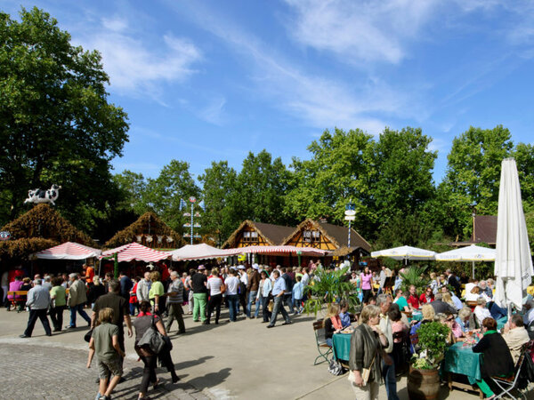 Volles Gelände mit Menschen und Buden beim Nürnberger Altstadtfest.